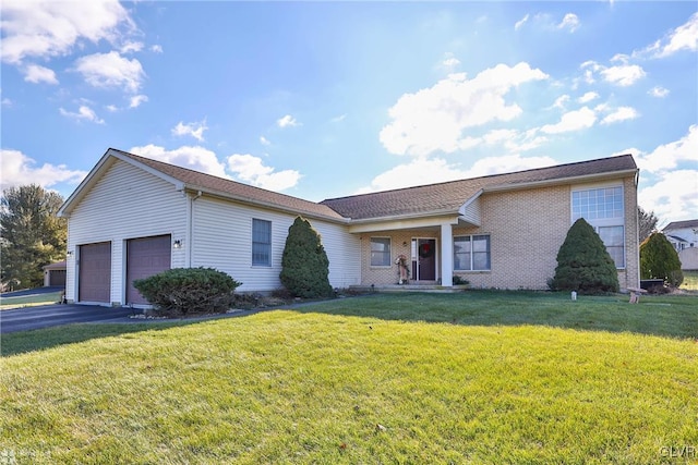 view of front of home featuring a front yard and a garage