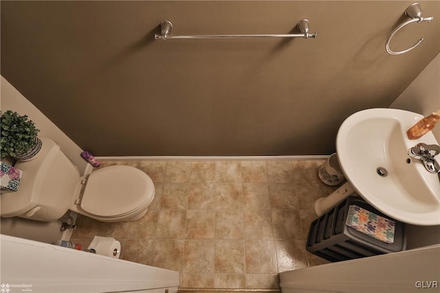 bathroom featuring toilet and sink