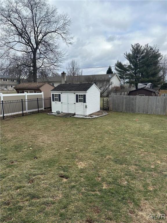 view of yard featuring an outdoor structure