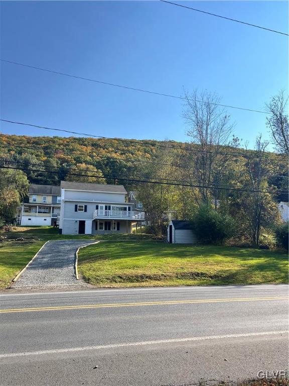 bi-level home with a front yard