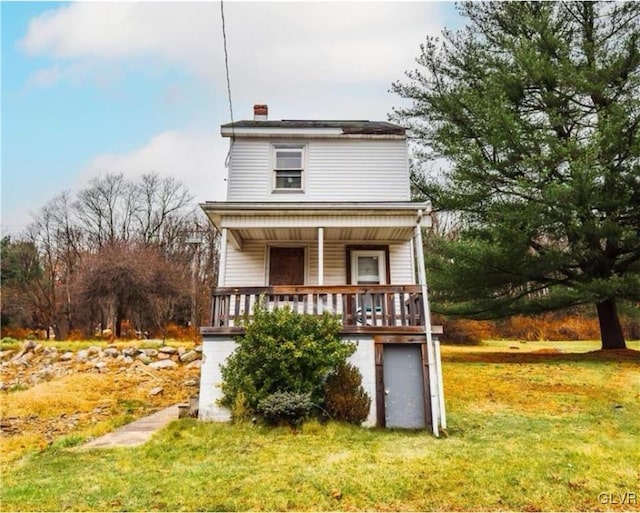 view of front facade featuring a porch and a front lawn