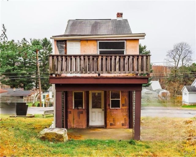 back of house with a lawn