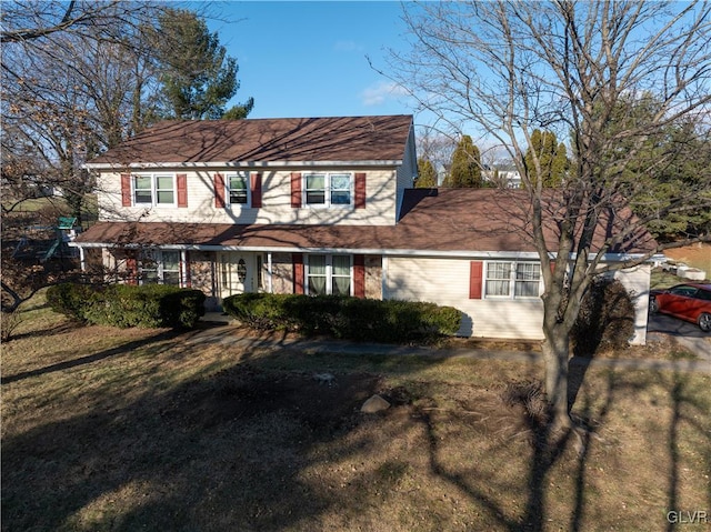 view of front of home featuring a front lawn