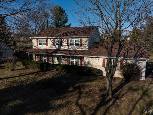 view of front of home featuring a front lawn