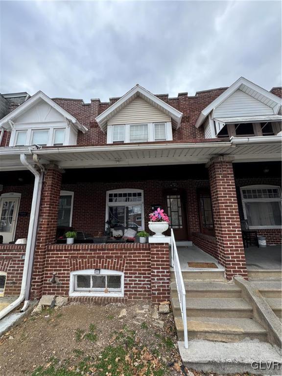 view of front of property featuring a porch