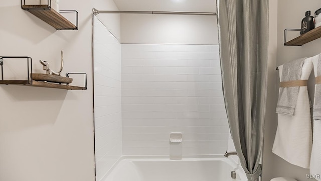 bathroom featuring shower / tub combo with curtain