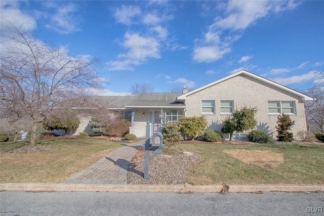 single story home with a front lawn