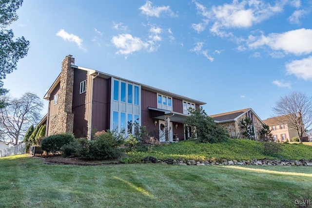 view of front facade featuring a front lawn