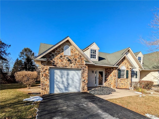 view of front of house featuring a front lawn and a garage