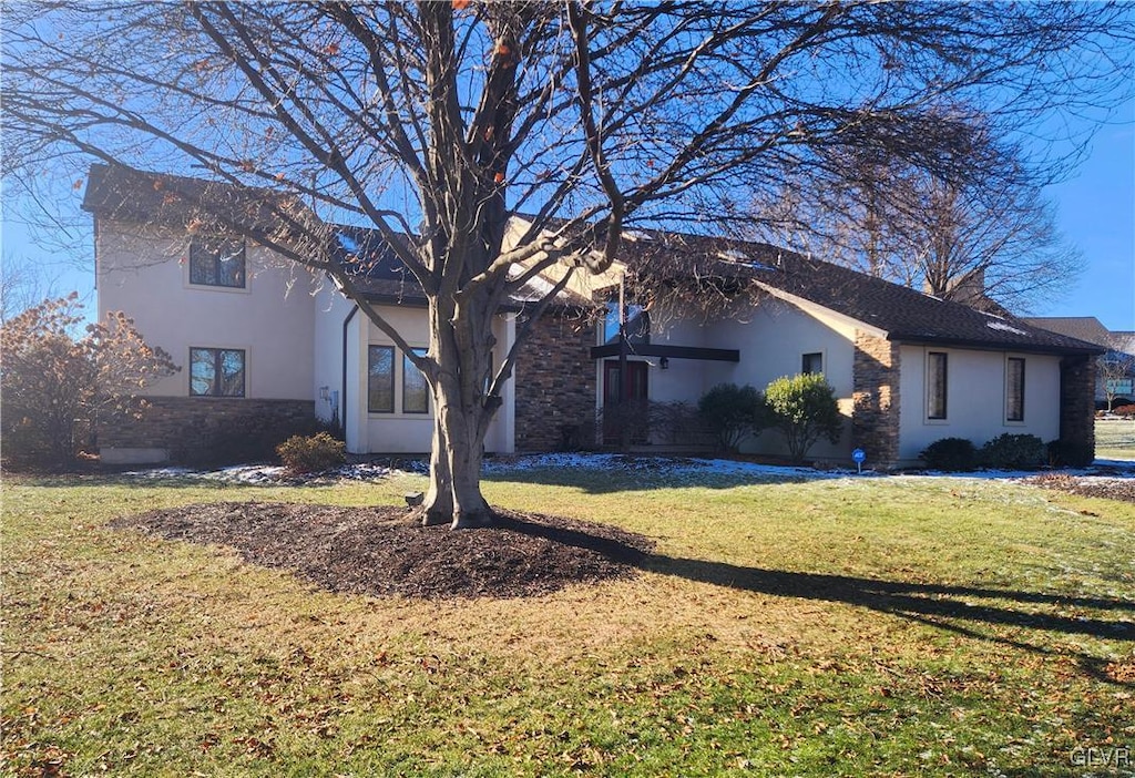 view of front of property featuring a front lawn