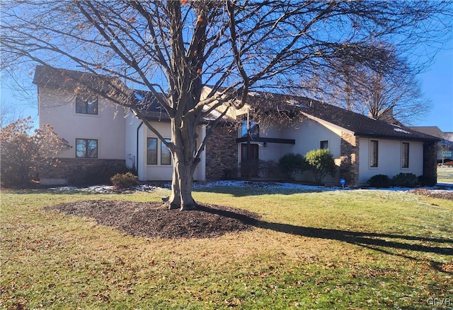 view of front of property featuring a front lawn