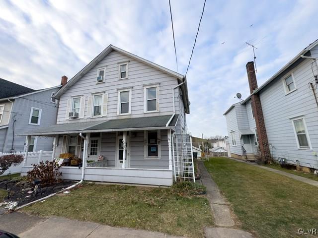 view of front facade with a front lawn