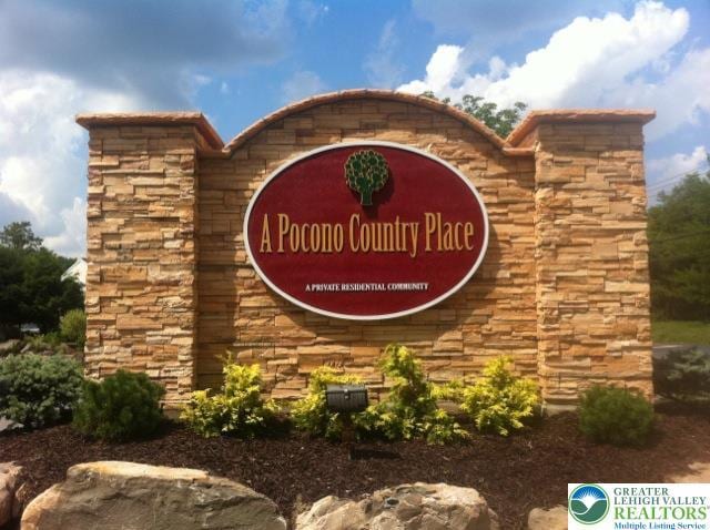 9860 Deerwood Dr, Coolbaugh Twp, PA 18466 - view of community sign
