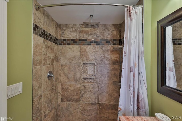 bathroom featuring a shower with shower curtain