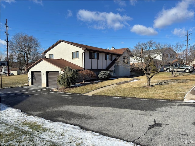 view of front of house featuring a front lawn