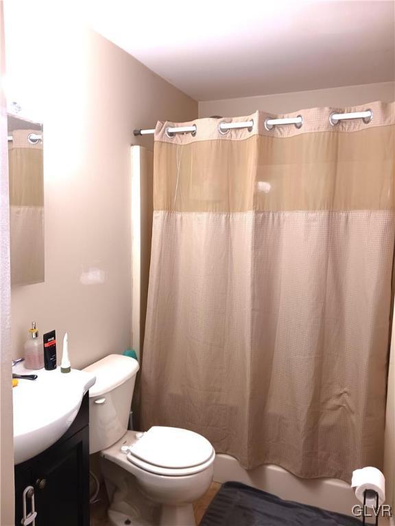 bathroom with a shower with curtain, vanity, and toilet