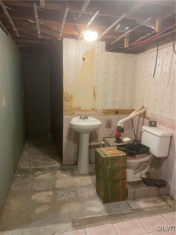 bathroom featuring sink and toilet