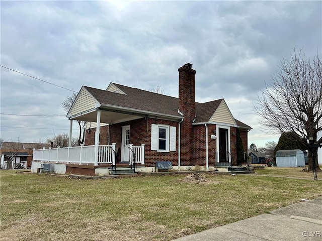 view of front facade with a front yard and covered porch