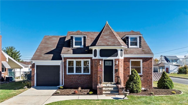 view of front of house featuring a front yard and a garage