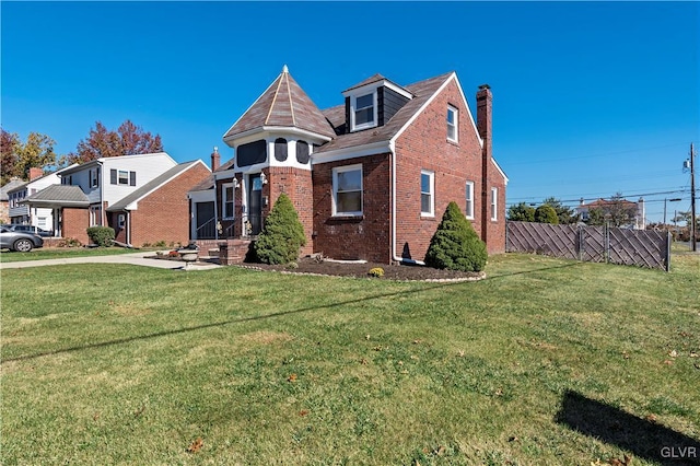 view of front of property featuring a front lawn