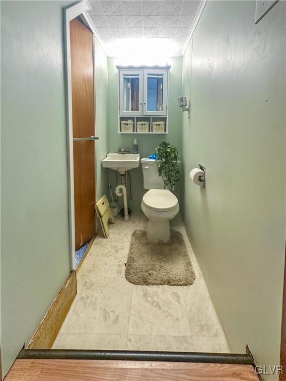 bathroom featuring toilet and sink