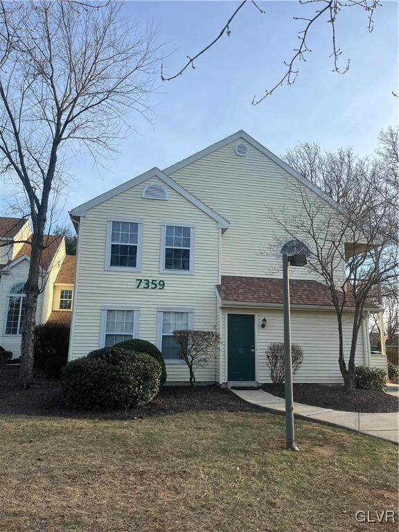 view of front of property with a front yard