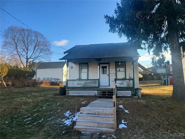 bungalow-style house featuring a front lawn and covered porch