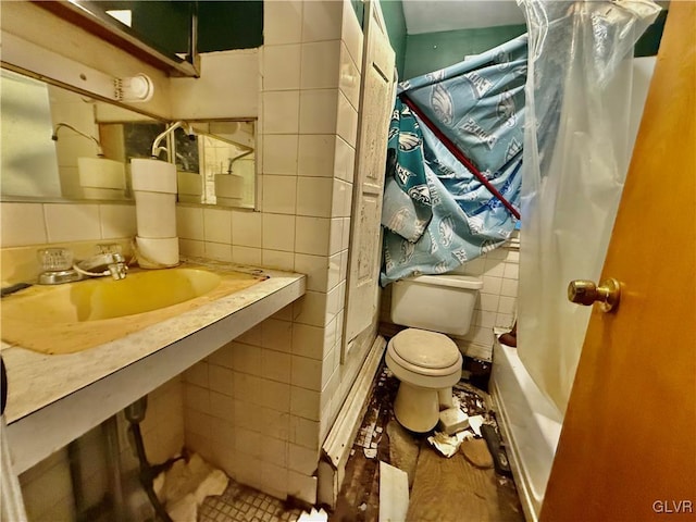 full bathroom with sink, shower / bathtub combination with curtain, tile walls, tasteful backsplash, and toilet