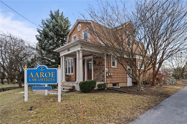 view of front of house with a front yard