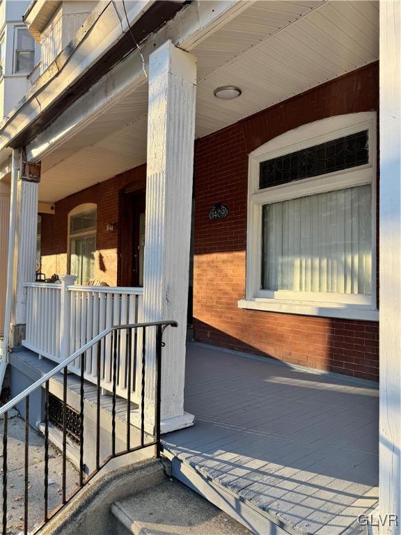 property entrance featuring covered porch