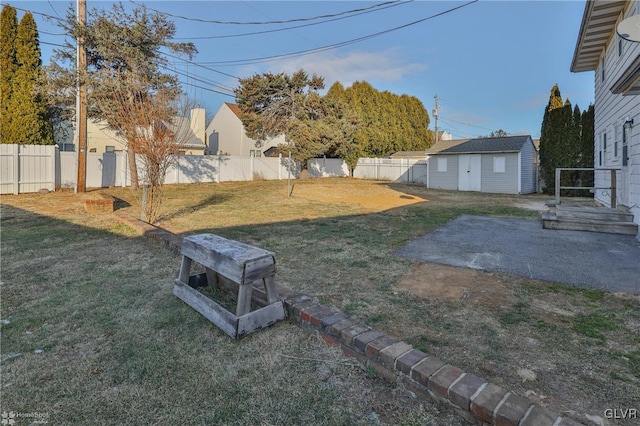 view of yard featuring a storage unit