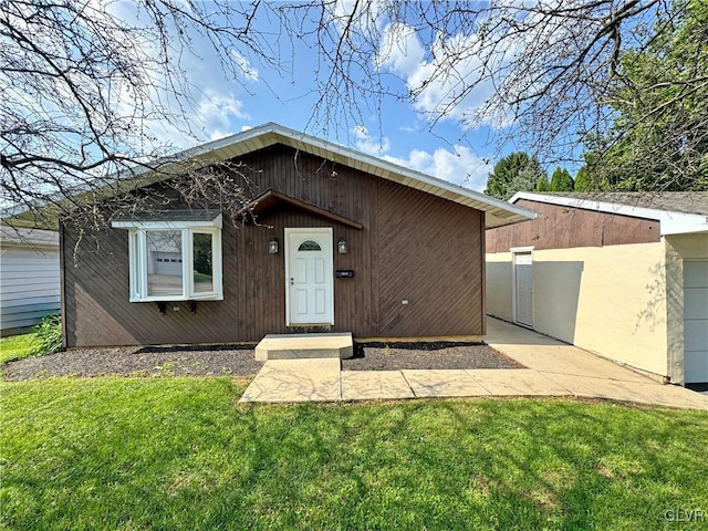 view of front of house featuring a front lawn