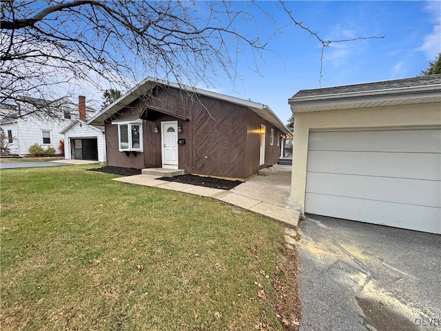 view of front facade with a garage and a front yard