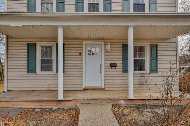 property entrance featuring a porch