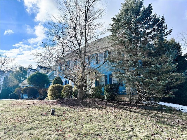 view of front of house featuring a front yard