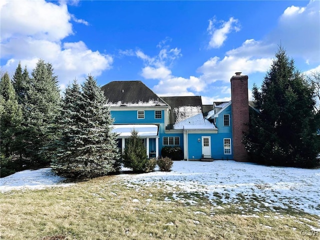 view of front of property with a lawn