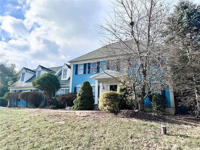 view of front of property with a front yard