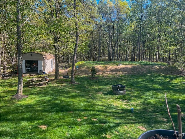 view of yard featuring a shed