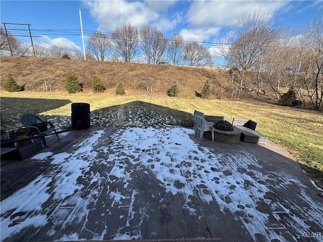 view of yard featuring an outdoor fire pit