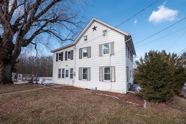 view of front of home with a front lawn