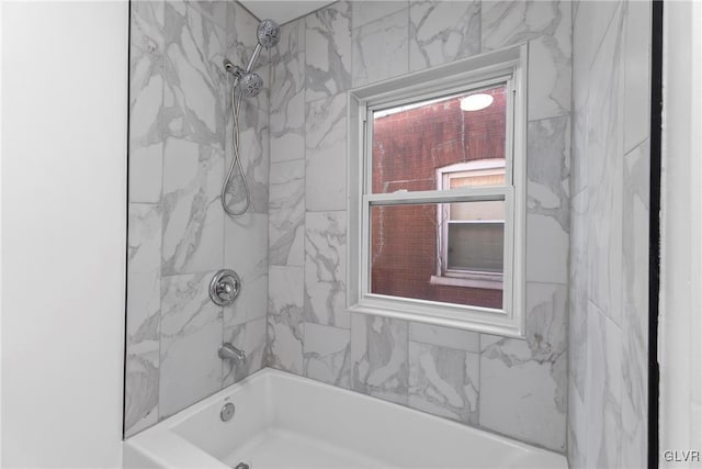 bathroom with tiled shower / bath