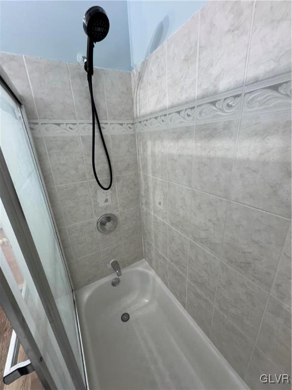 bathroom with tiled shower / bath combo