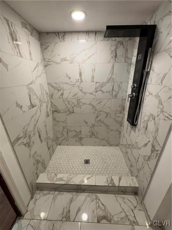 bathroom featuring tiled shower