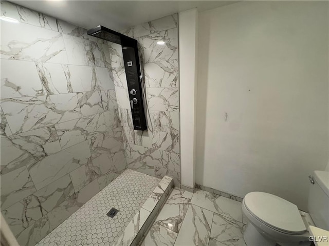 bathroom featuring a tile shower and toilet