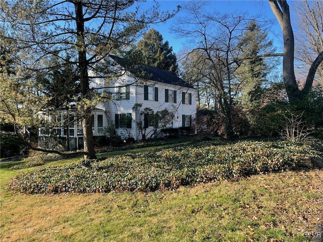 view of front facade with a front lawn