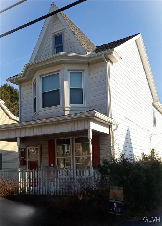 view of front facade featuring a porch