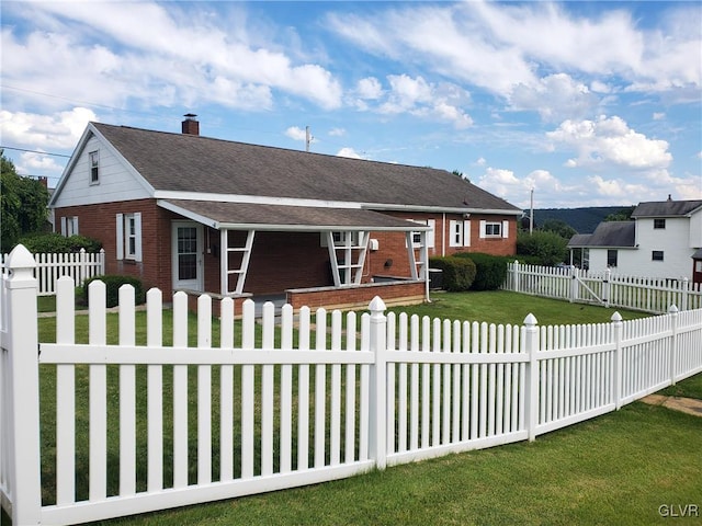 single story home featuring a front yard