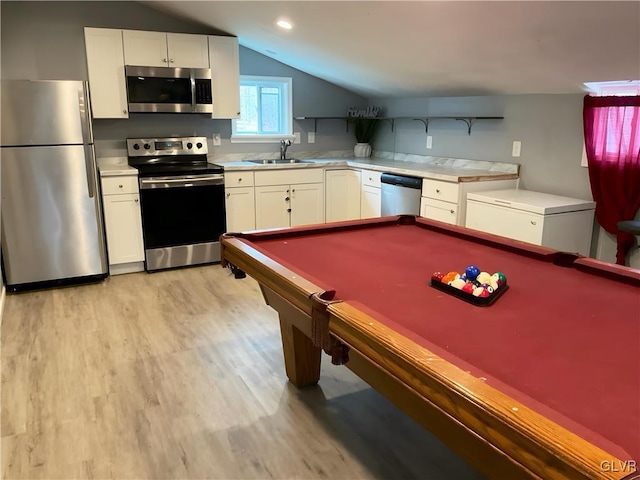 game room with lofted ceiling, a sink, light wood-style flooring, and recessed lighting