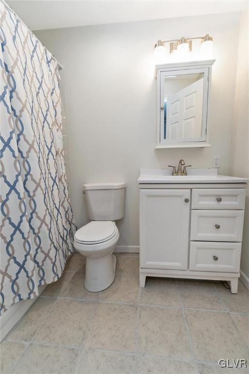 bathroom featuring a shower with curtain, vanity, and toilet