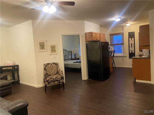 living room with dark wood-type flooring and ceiling fan